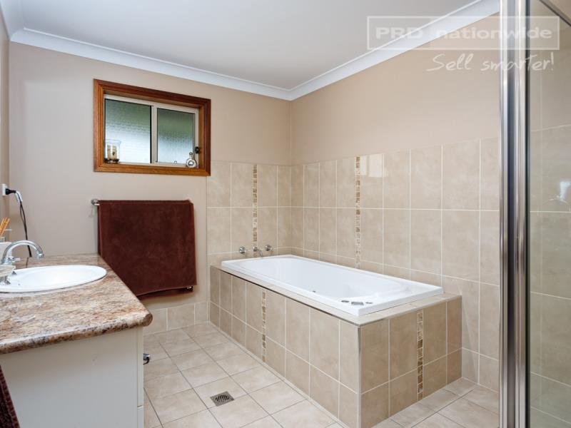 71 Mitchell Road LAKE ALBERT 4
