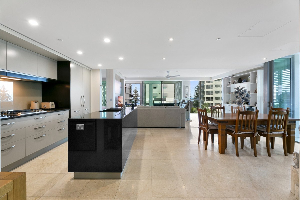 7/106 The Esplanade Burleigh Heads 3