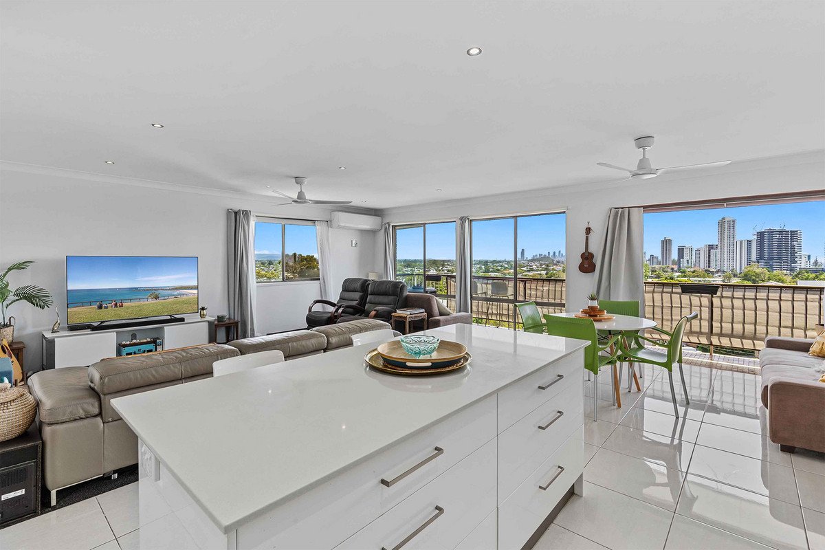 7/11 East Street BURLEIGH HEADS 3