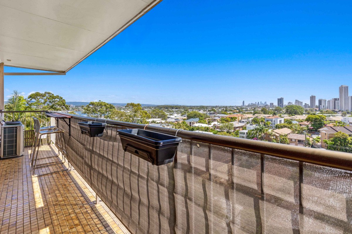 7/11 East Street BURLEIGH HEADS 5