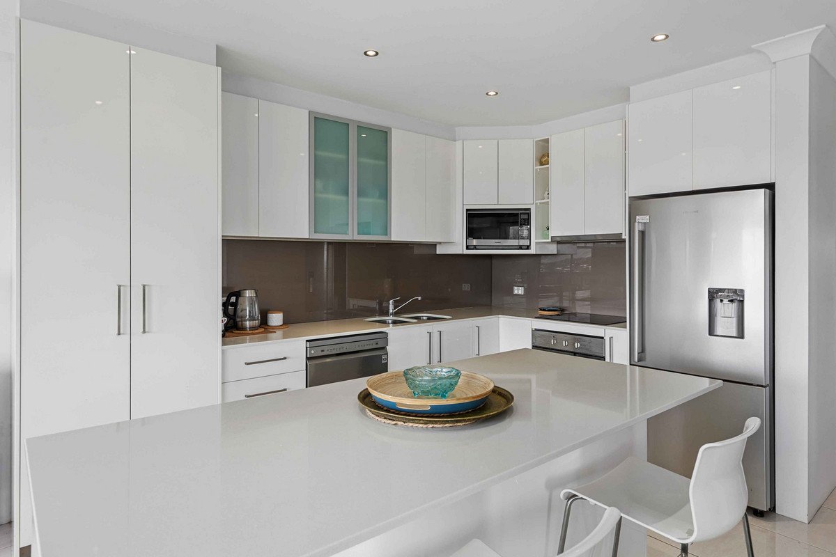 7/11 East Street BURLEIGH HEADS 6
