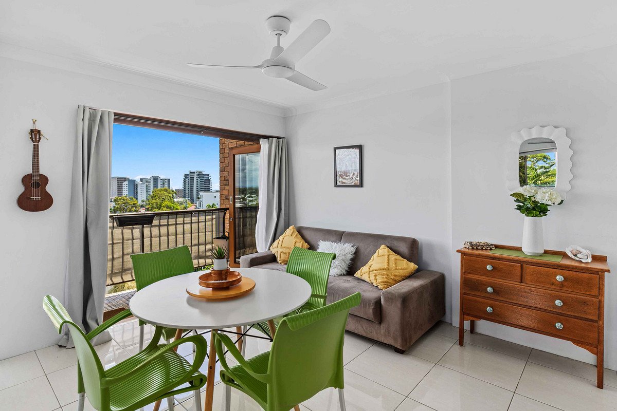 7/11 East Street BURLEIGH HEADS 9