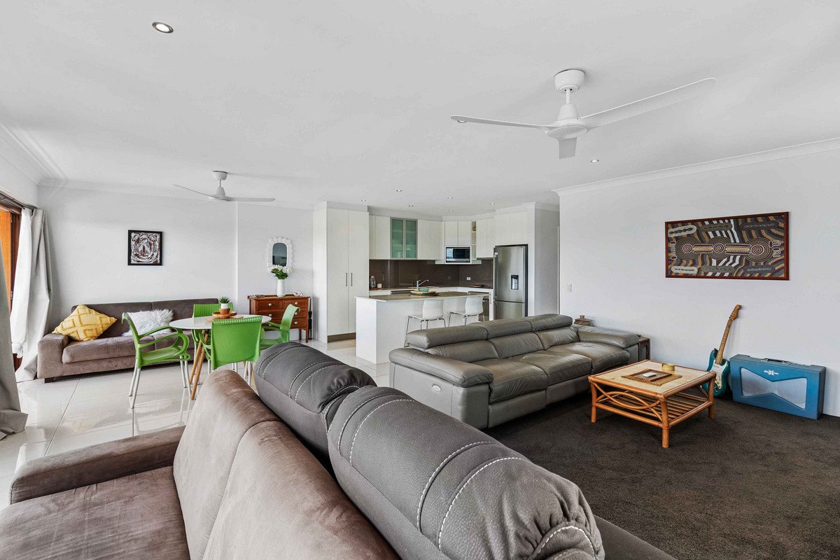 7/11 East Street BURLEIGH HEADS 11