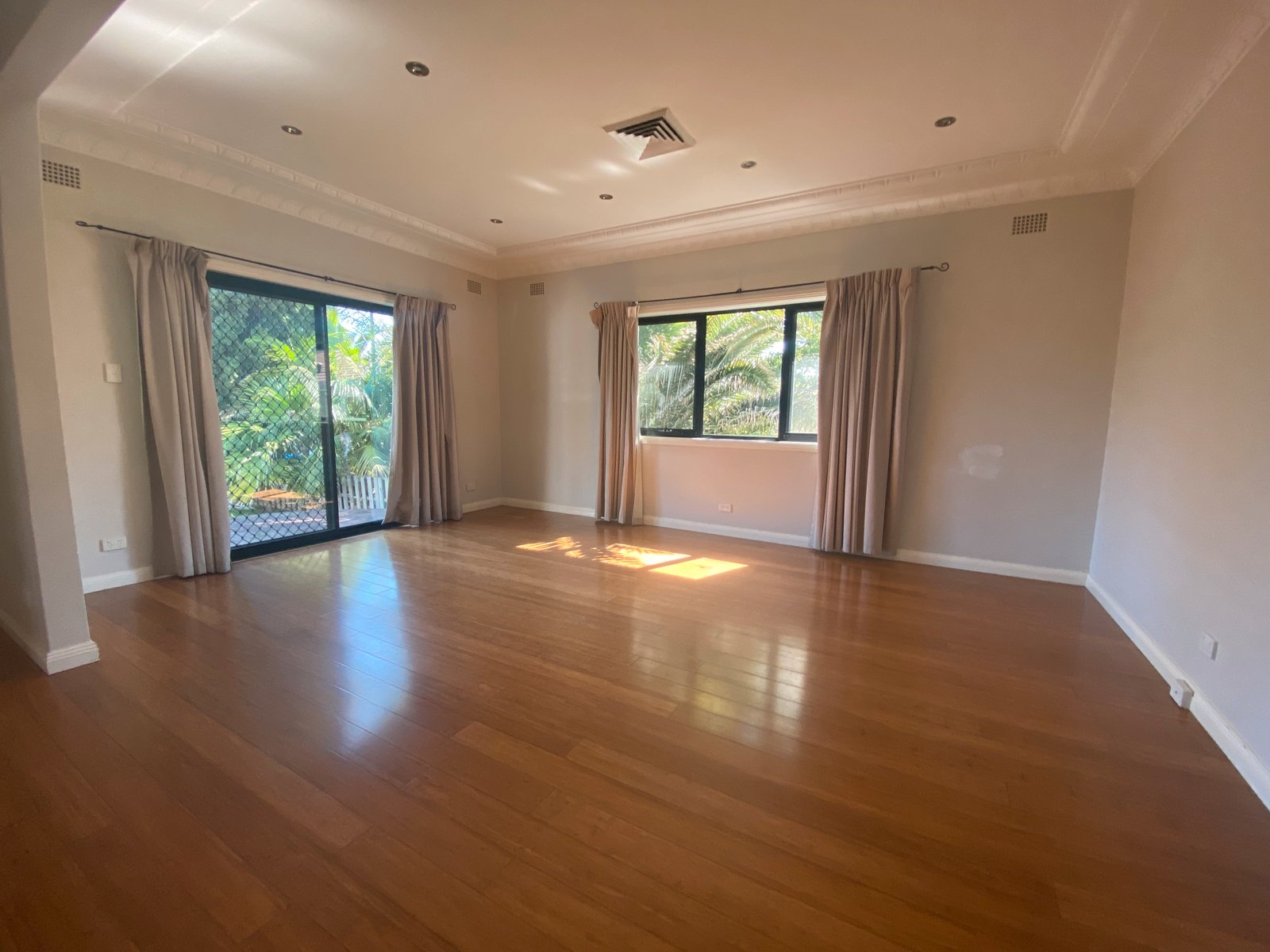 711 Henry Lawson Drive EAST HILLS 2