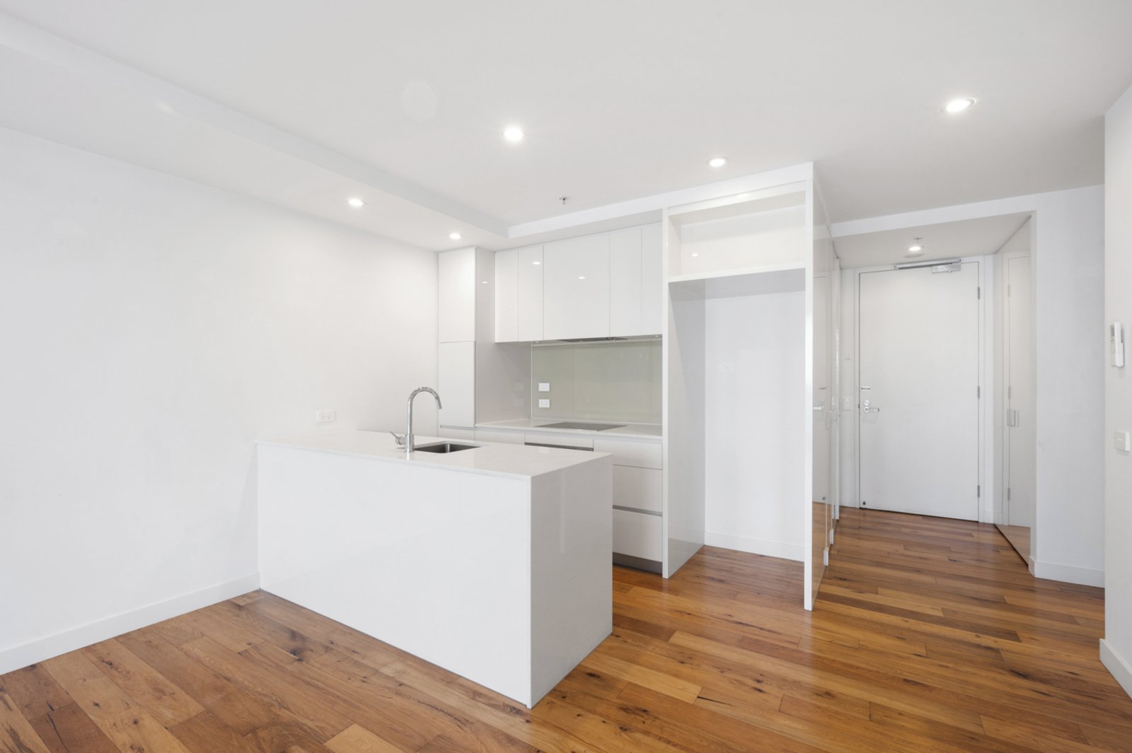Gallery: 711/101 Bay Street