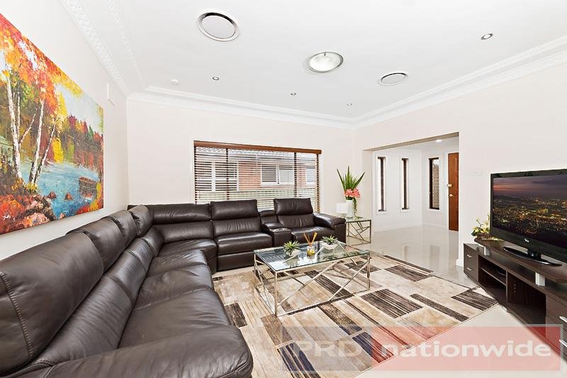712 Henry Lawson Drive EAST HILLS 2
