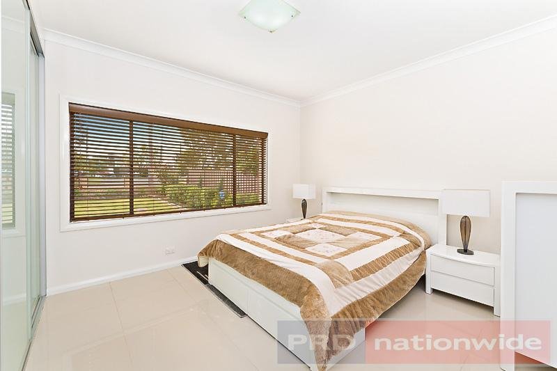712 Henry Lawson Drive EAST HILLS 5