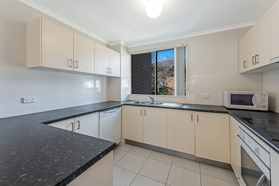 7/146 Marine Parade SOUTHPORT 3