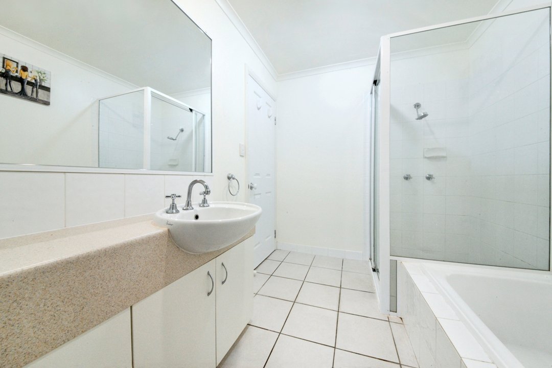 7/16 Beach Road CANNONVALE 10