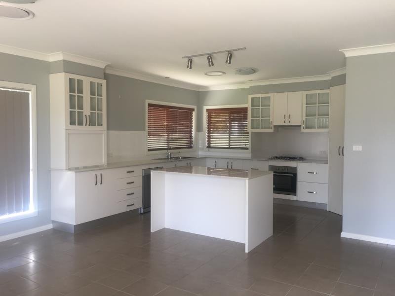 72 Gill Street TAMWORTH 2