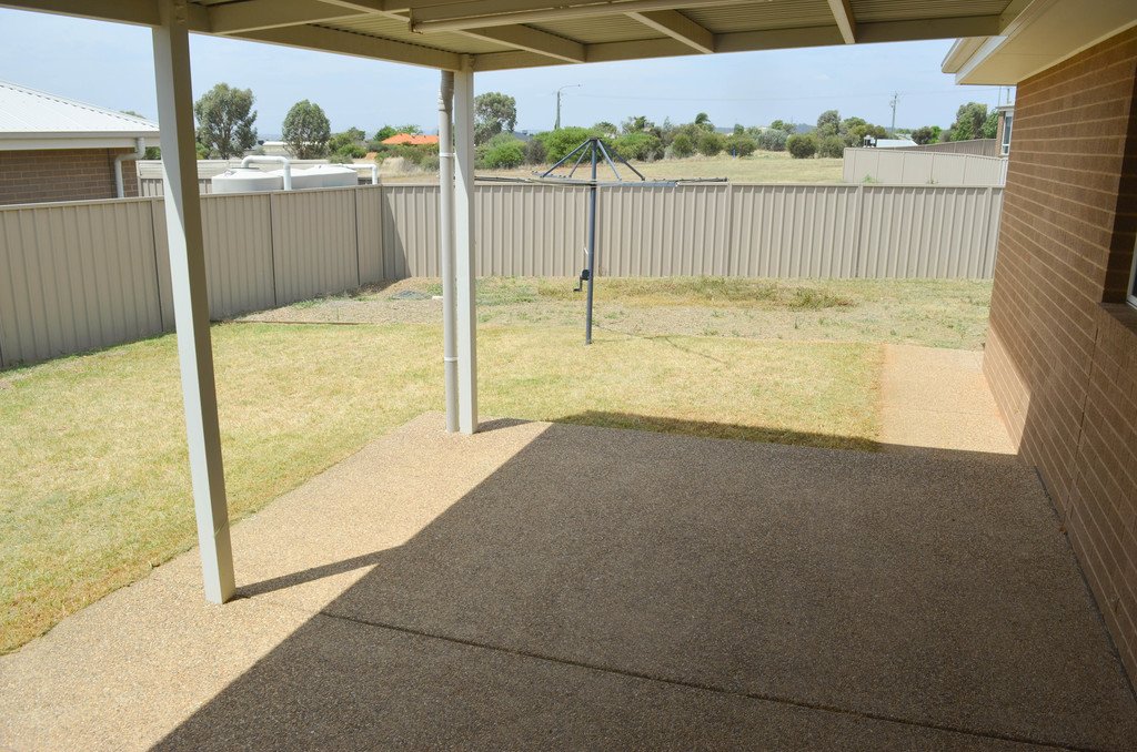 72 Lingiari Drive LLOYD 8