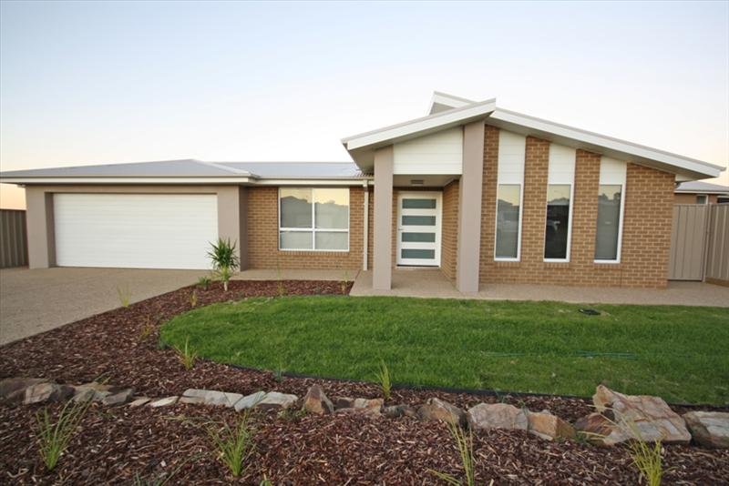 72 Lingiari Drive LLOYD 1
