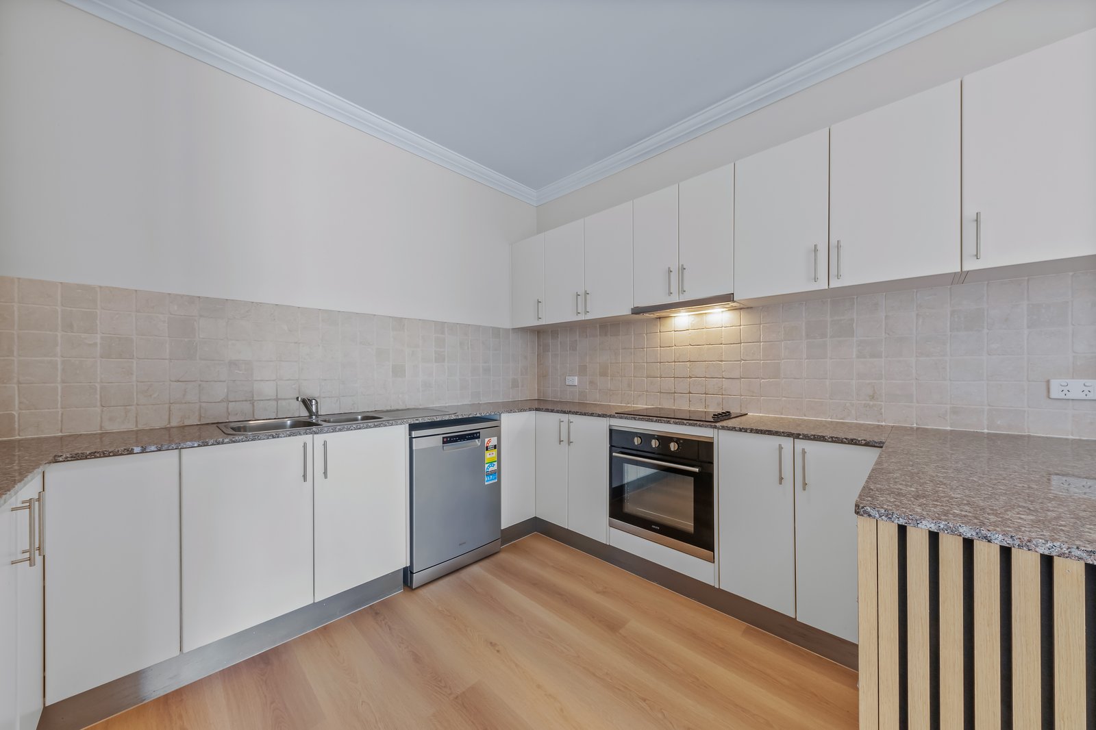 72/21 Shute Harbour Road CANNONVALE 1