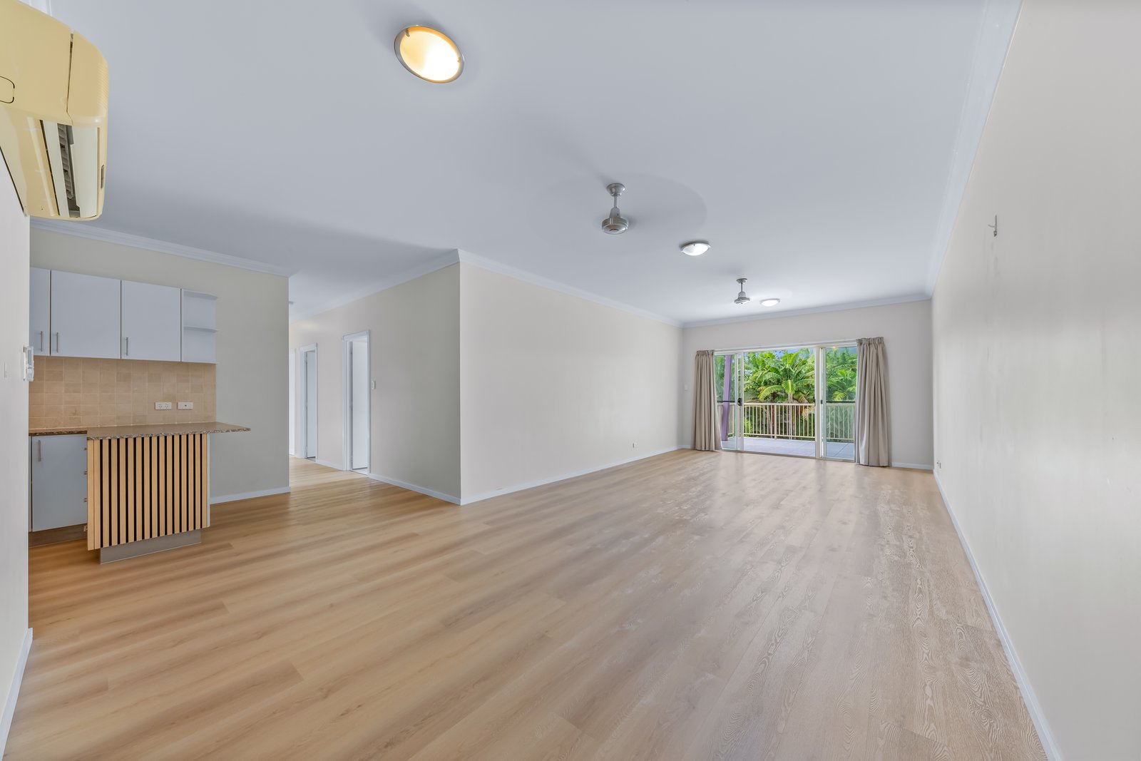 72/21 Shute Harbour Road CANNONVALE 3