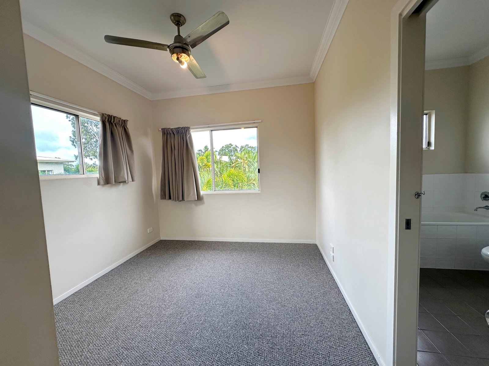 72/21 Shute Harbour Road CANNONVALE 5