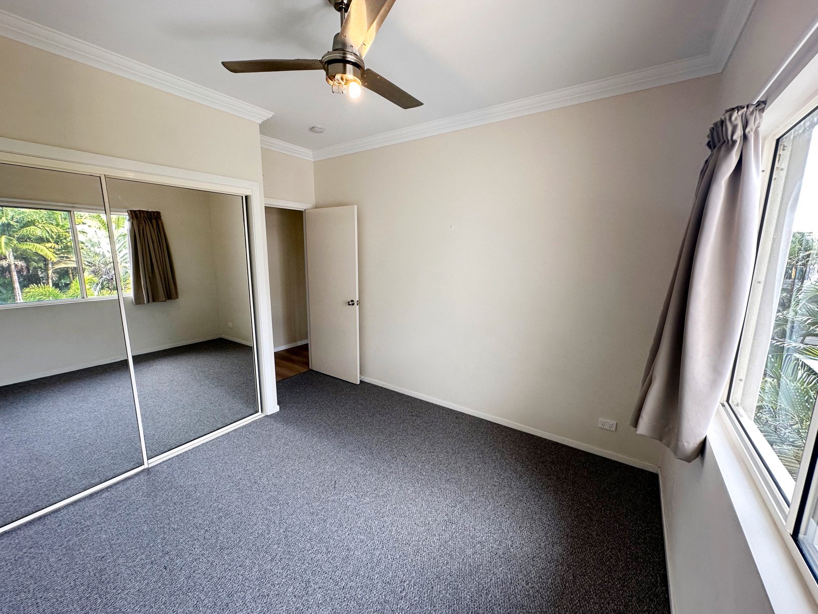 72/21 Shute Harbour Road CANNONVALE 9
