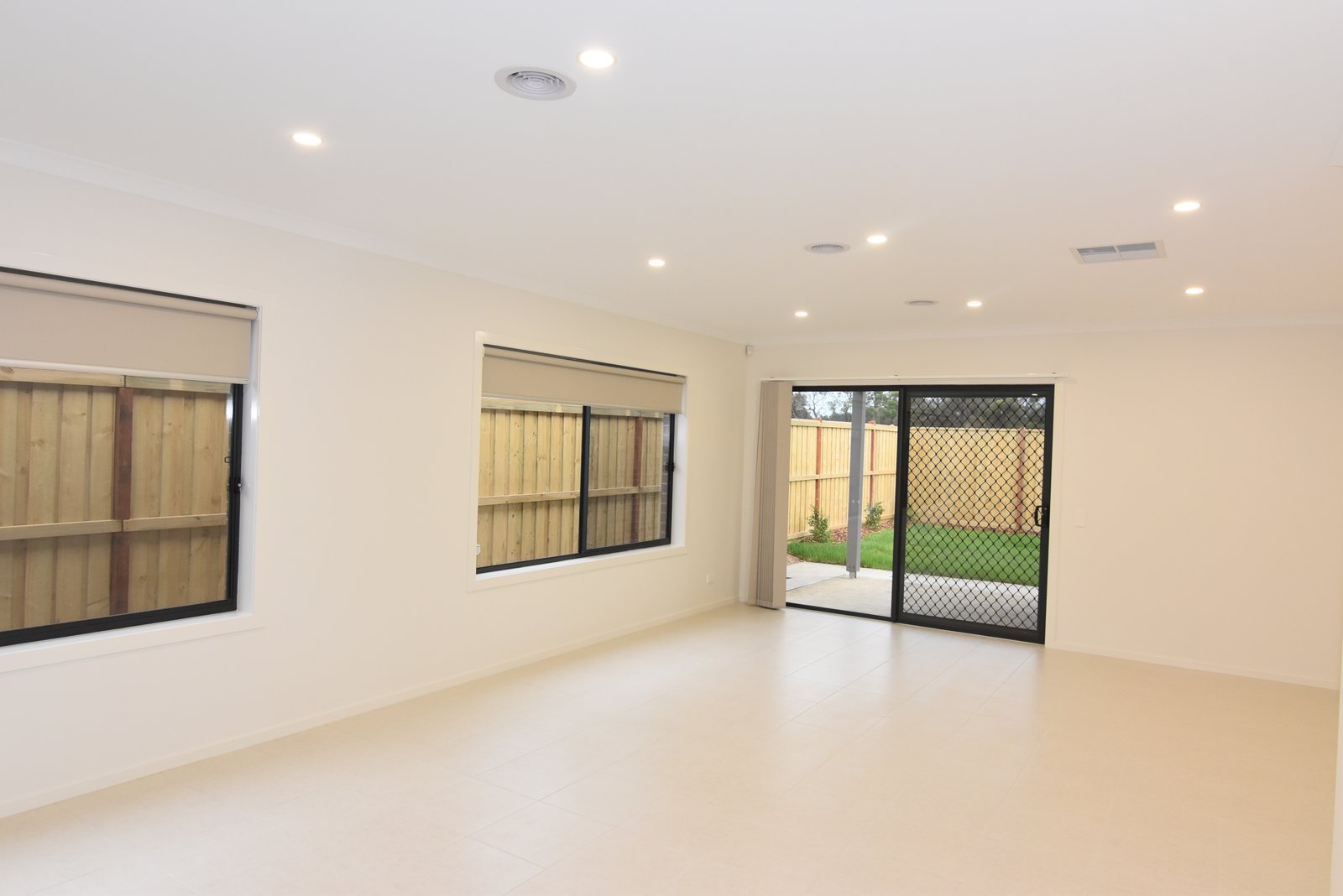 Gallery: 73 Edenhope Circuit