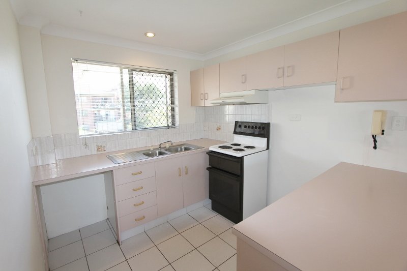 7/3 Garden Street SOUTHPORT 3
