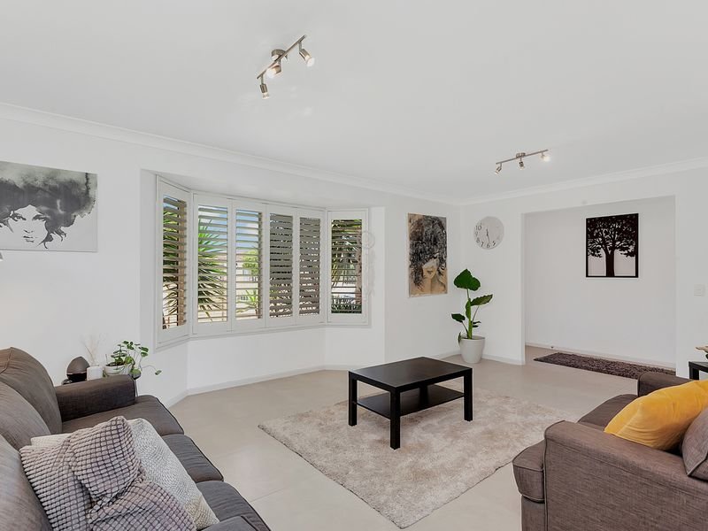 73 Honeyeater Drive BURLEIGH WATERS 2