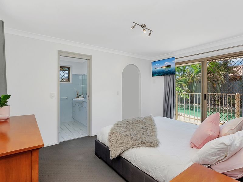 73 Honeyeater Drive BURLEIGH WATERS 9