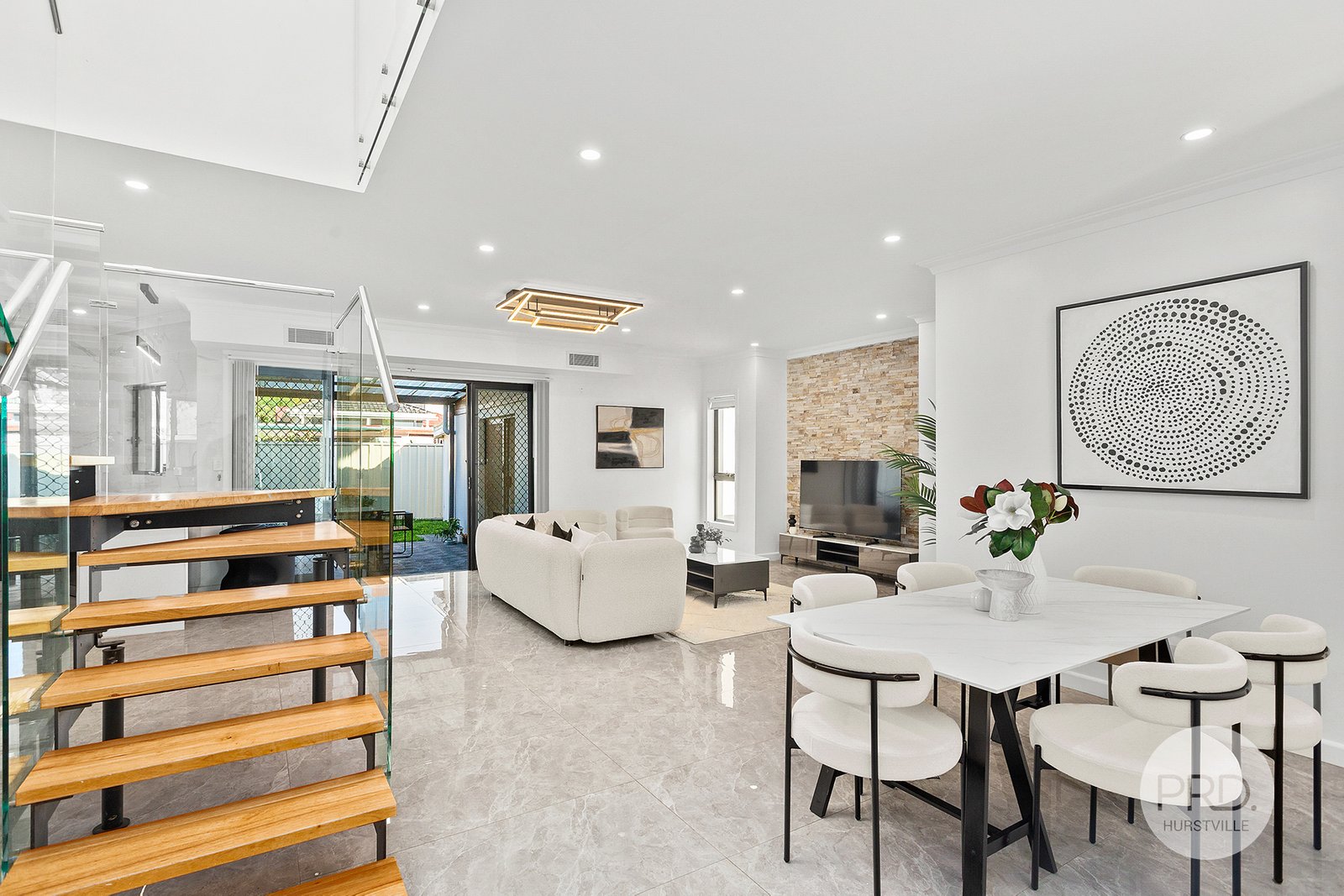 73 Kimberley Road HURSTVILLE 2