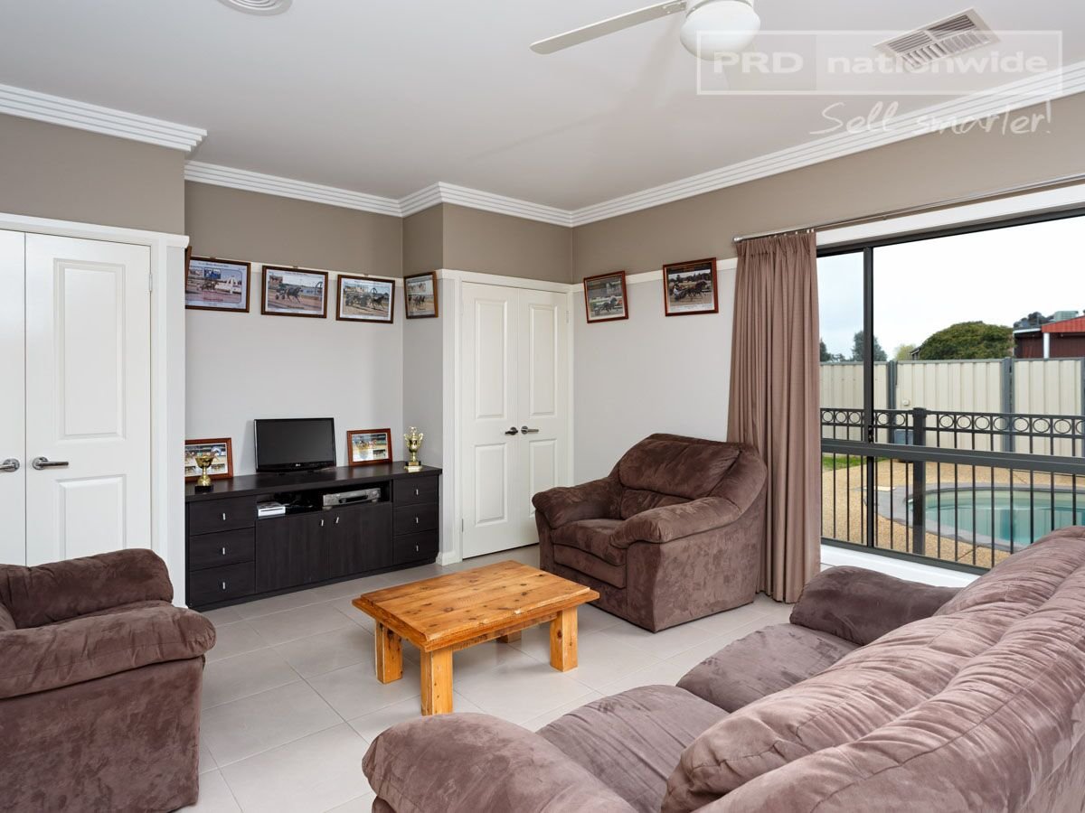 73 Mitchell Road LAKE ALBERT 3