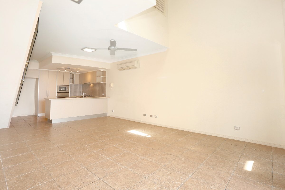 7/3108 The Boulevard CARRARA 12