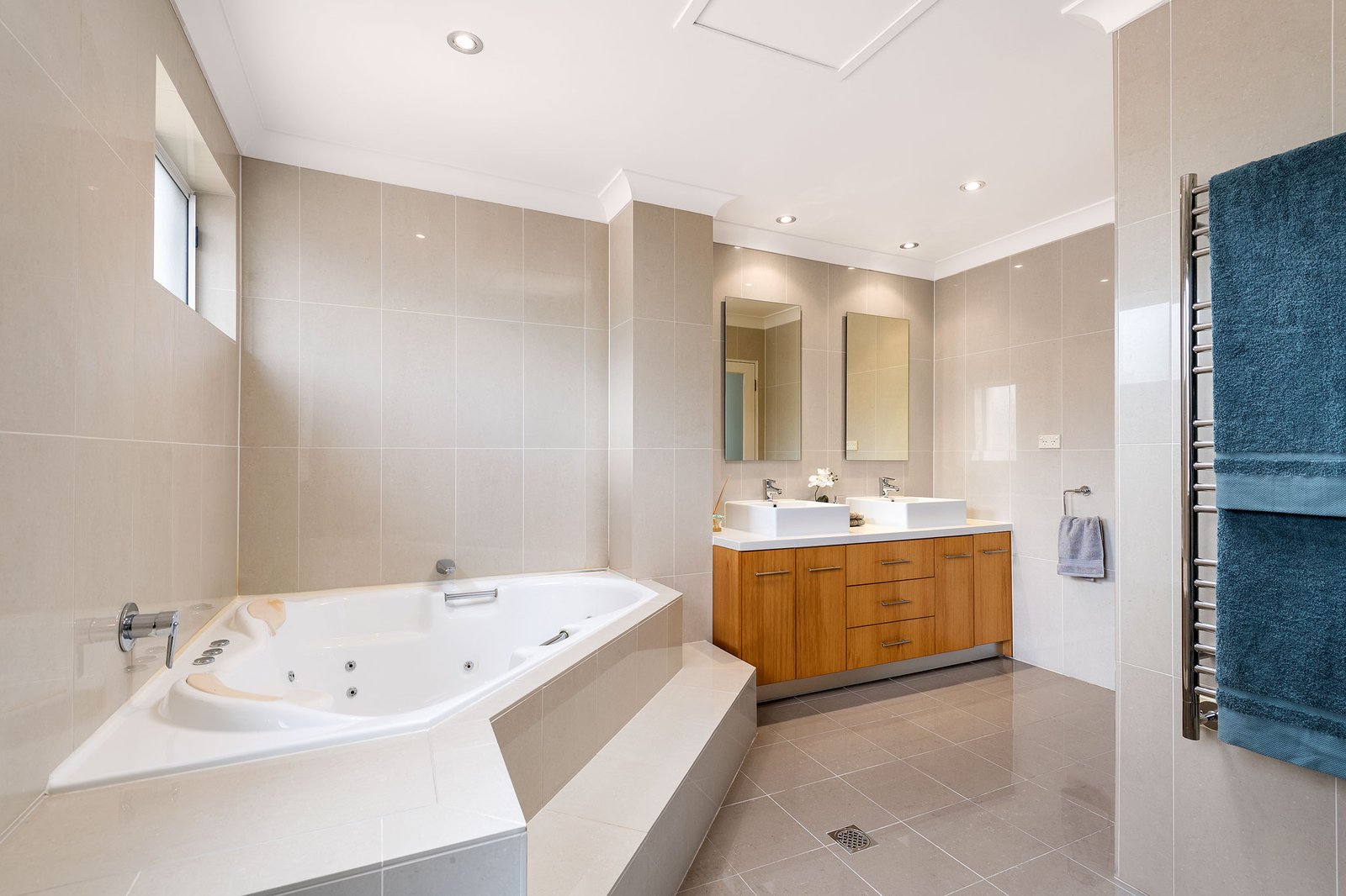 734 Henry Lawson Drive PICNIC POINT 10