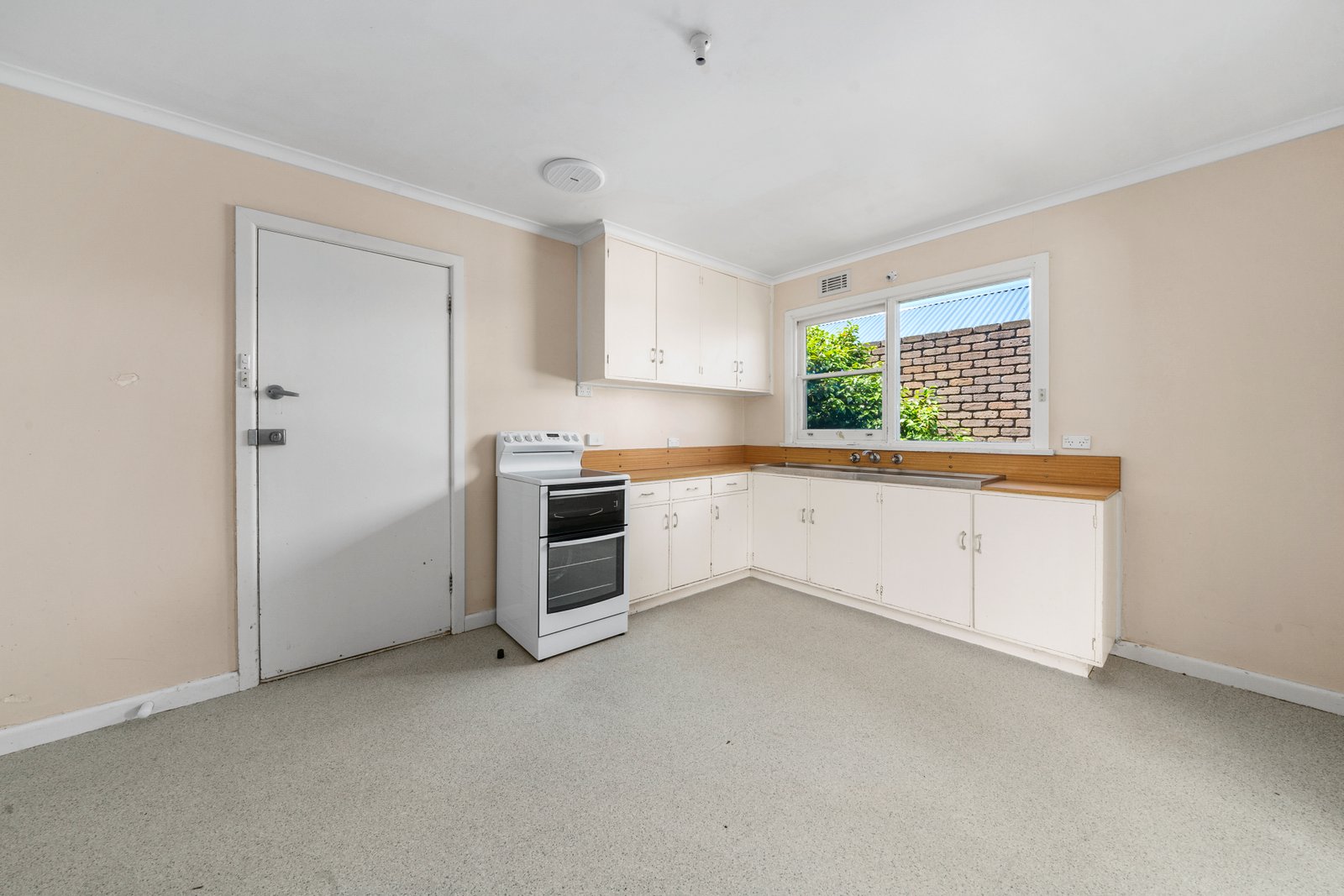 74 Abbotsfield Road CLAREMONT 8
