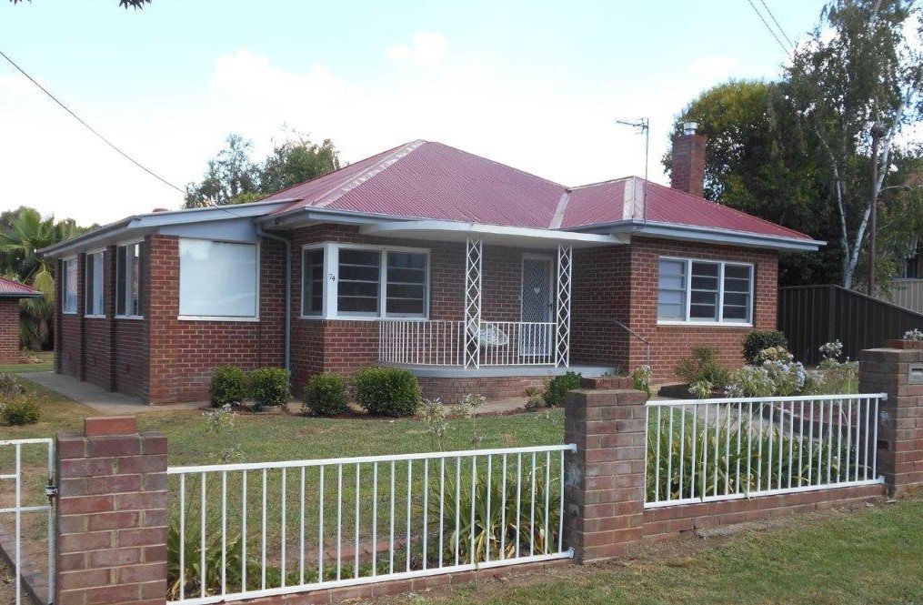 74 Broughton Street TUMUT 1