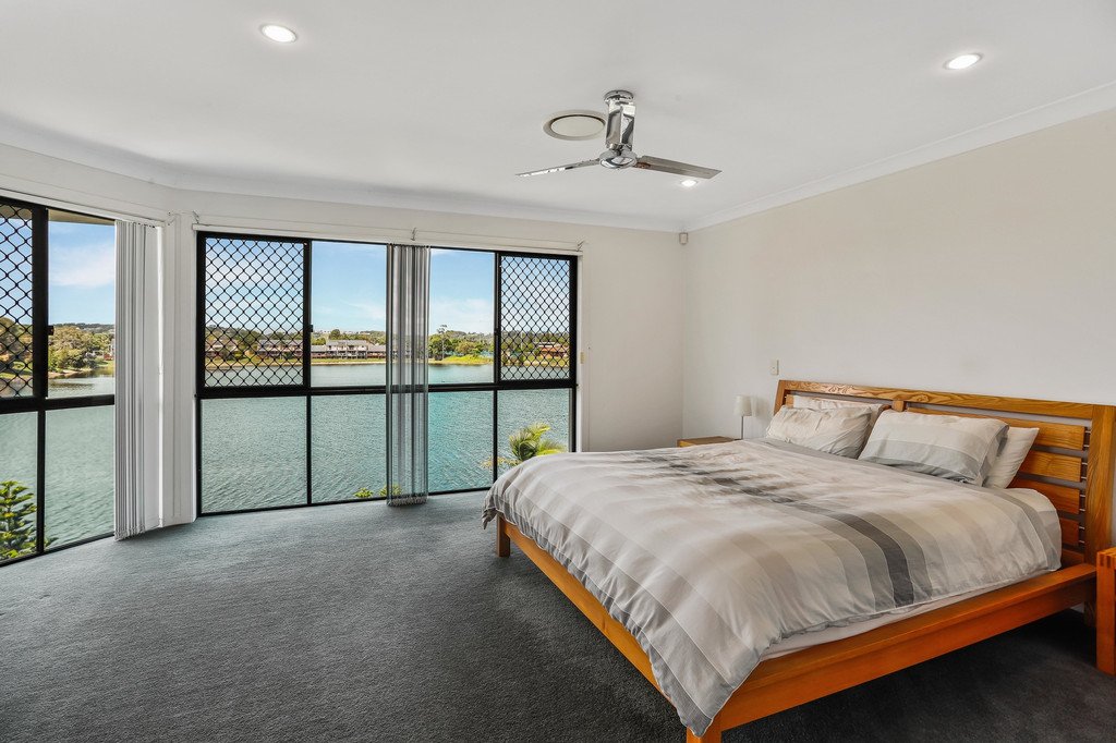 74 Honeyeater Drive BURLEIGH WATERS 10