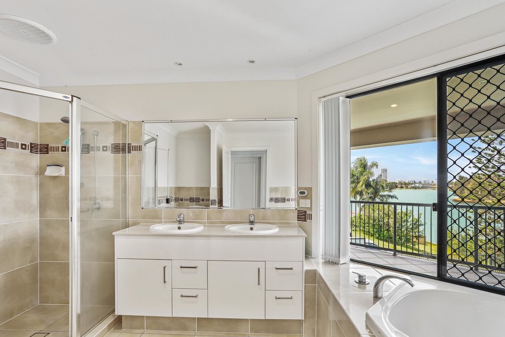 74 Honeyeater Drive BURLEIGH WATERS 13