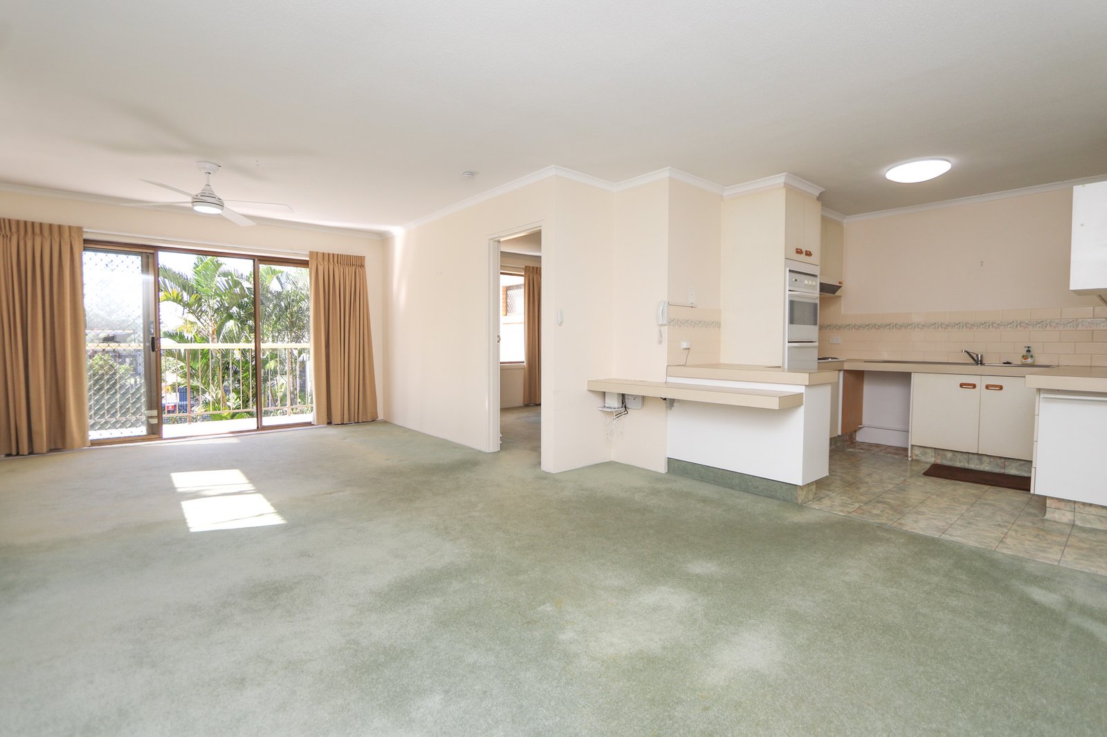 7/4 Mary Avenue BROADBEACH 3