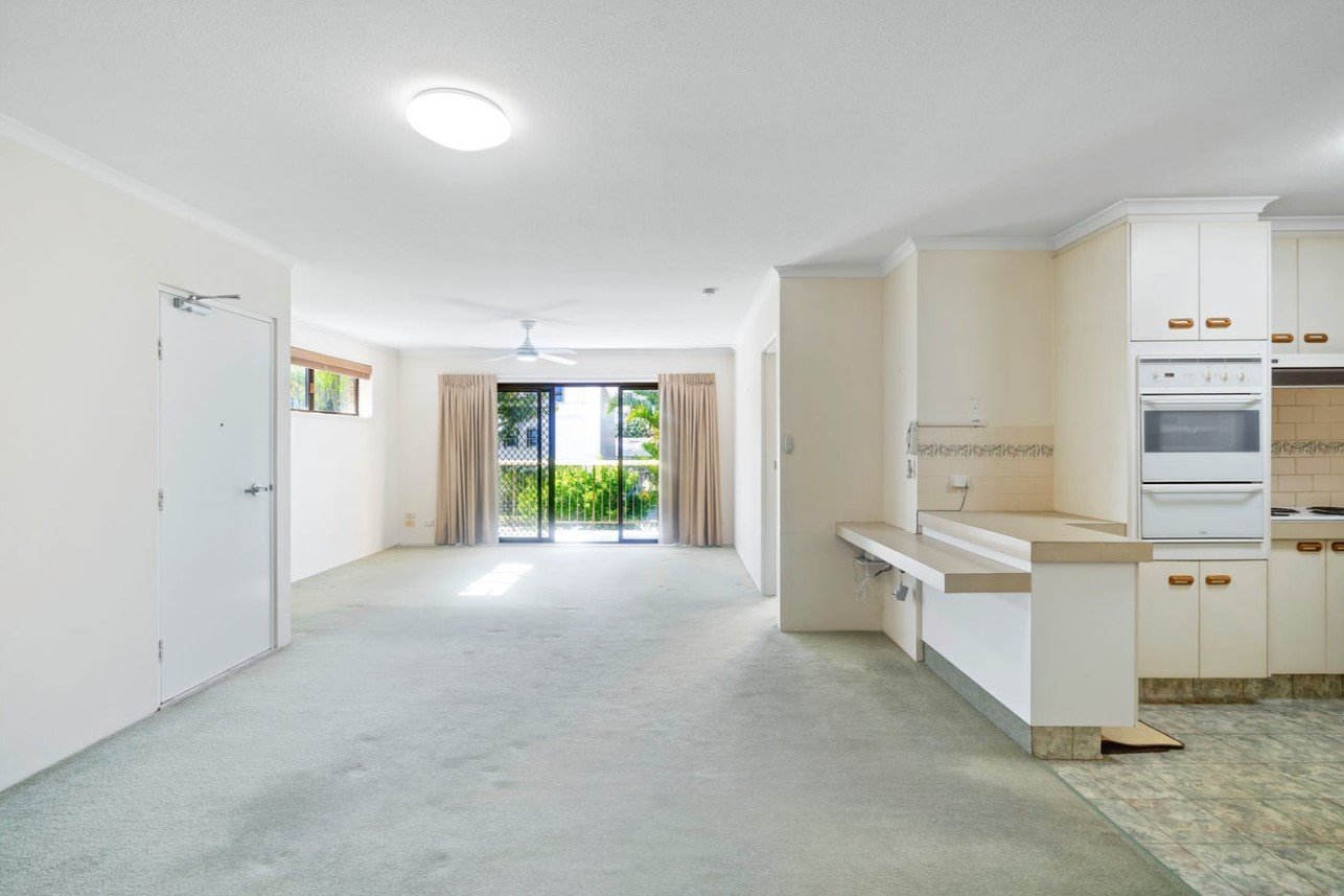 7/4 Mary Avenue BROADBEACH 5