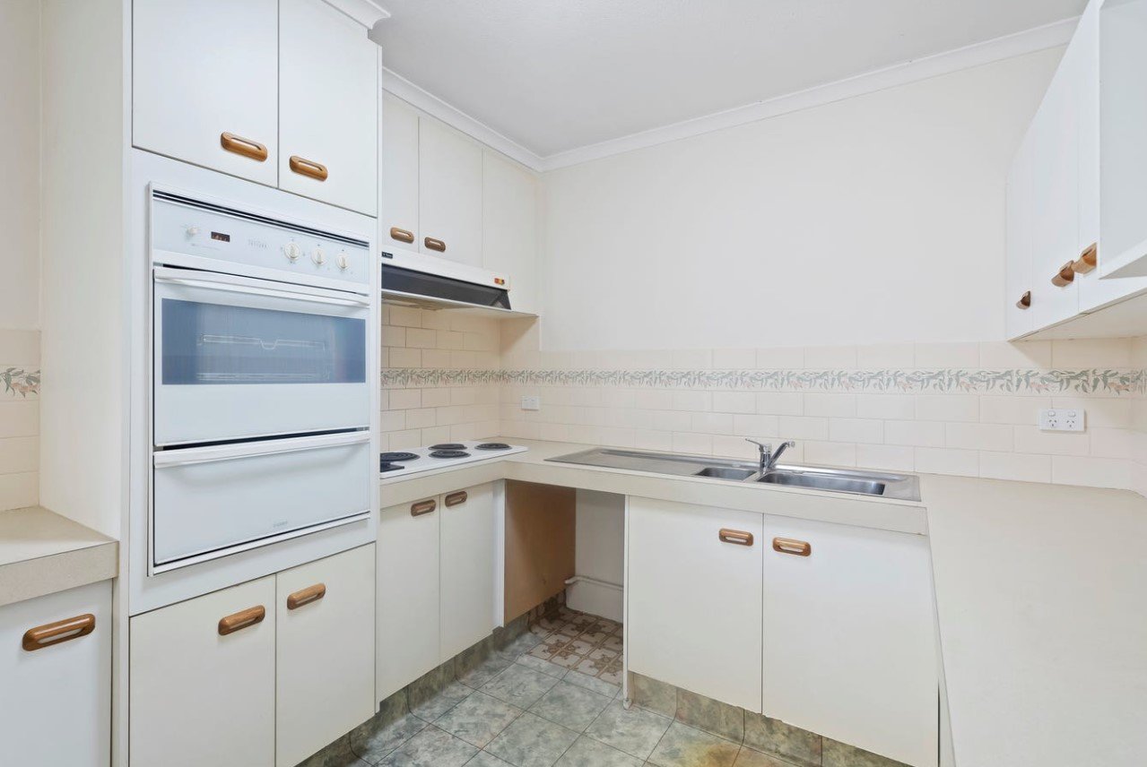 7/4 Mary Avenue BROADBEACH 6