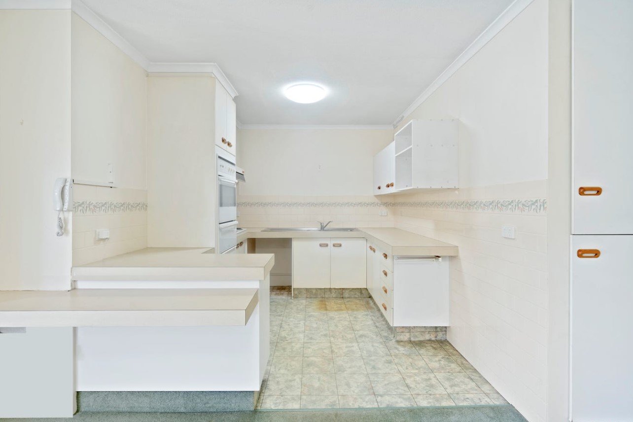 7/4 Mary Avenue BROADBEACH 7