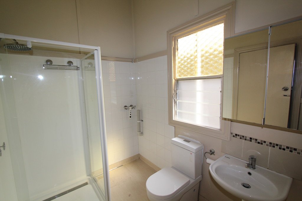 742 Geelong Road CANADIAN 8