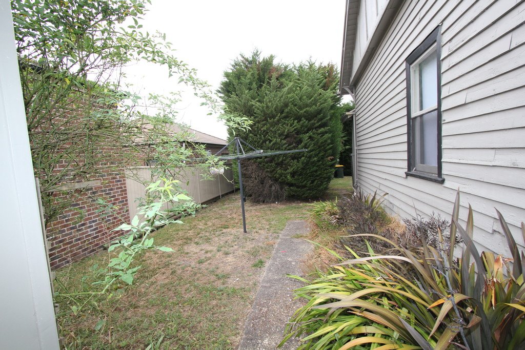 742 Geelong Road CANADIAN 12