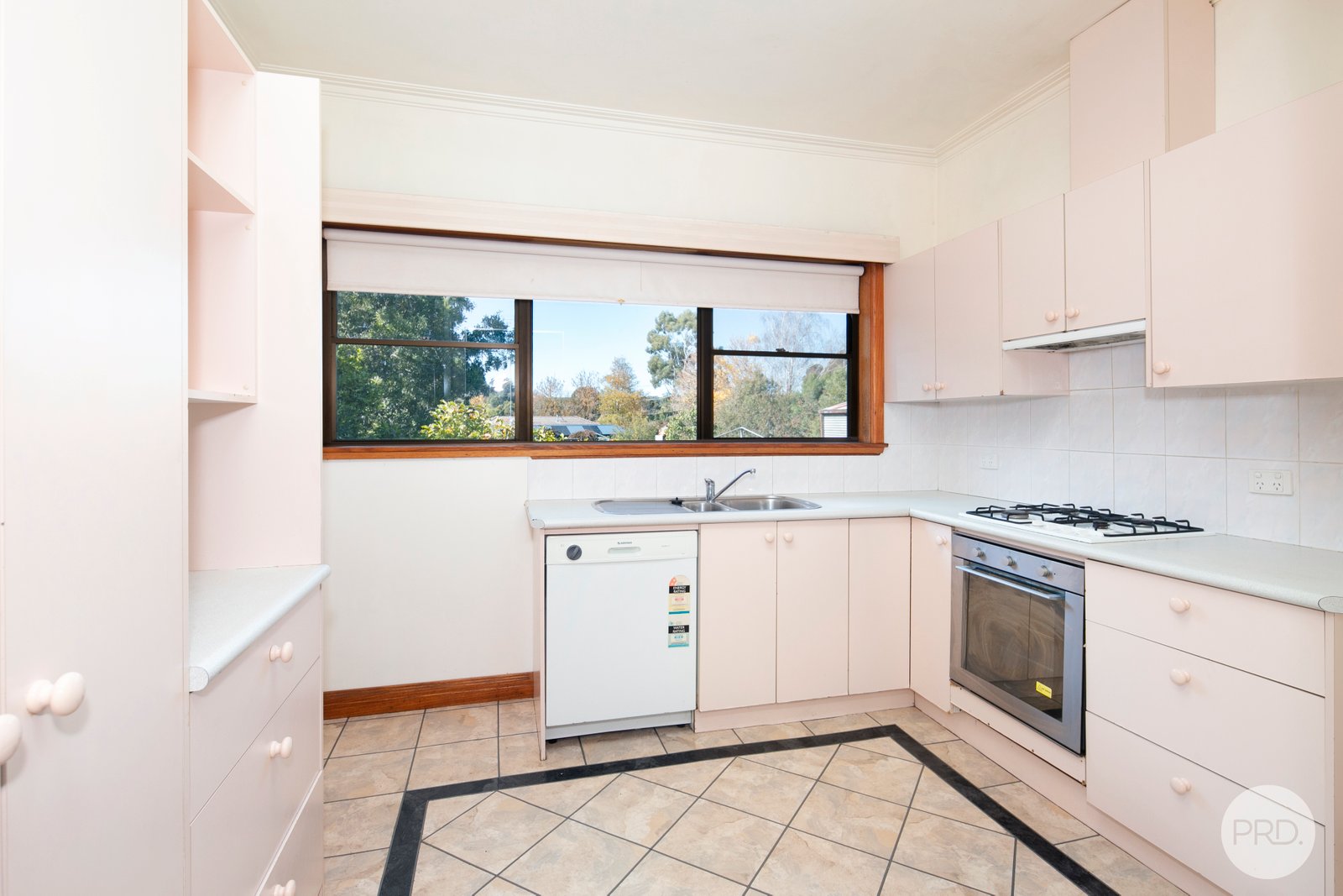 743 Geelong Road CANADIAN 3