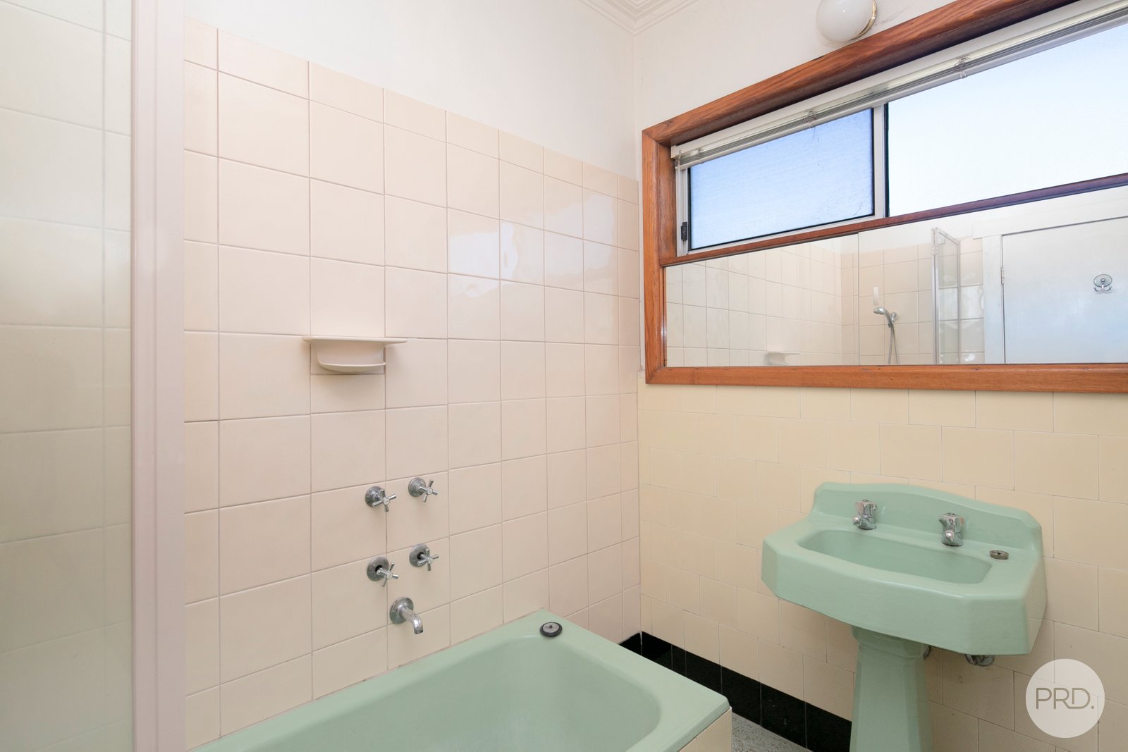 743 Geelong Road CANADIAN 10