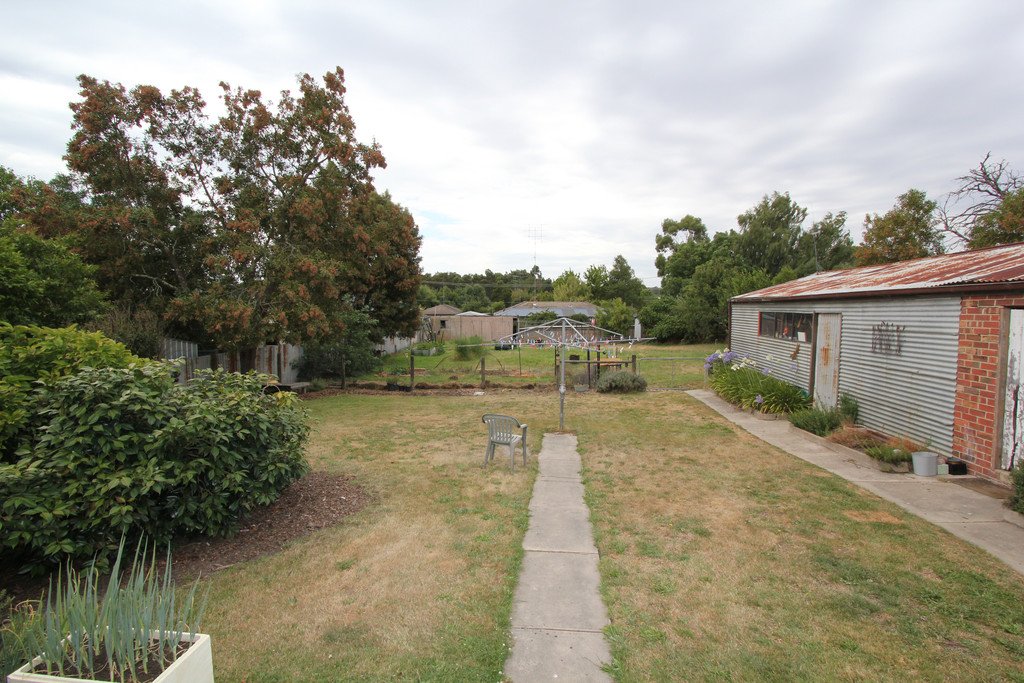 743 Geelong Road CANADIAN 12