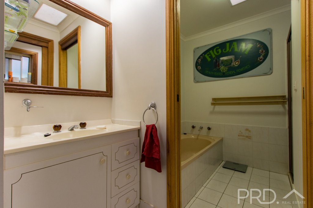 75 Dalhunty Street TUMUT 10