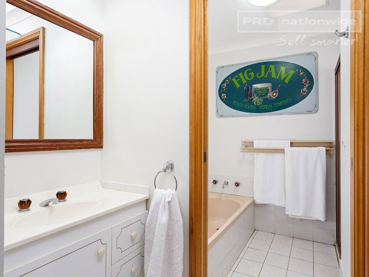 75 Dalhunty Street TUMUT 7