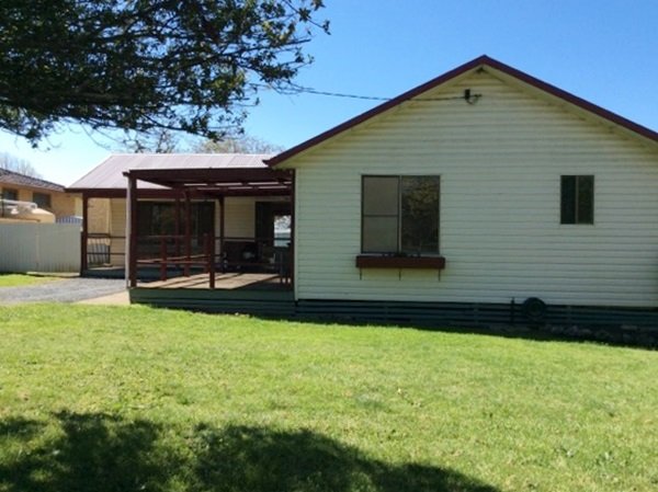76 Albury Street TUMBARUMBA 9