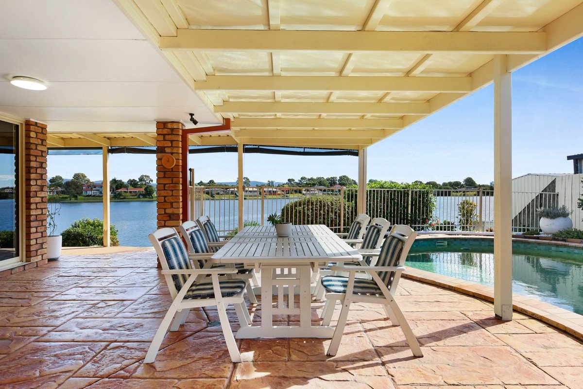 76 Dipper Drive BURLEIGH WATERS 4