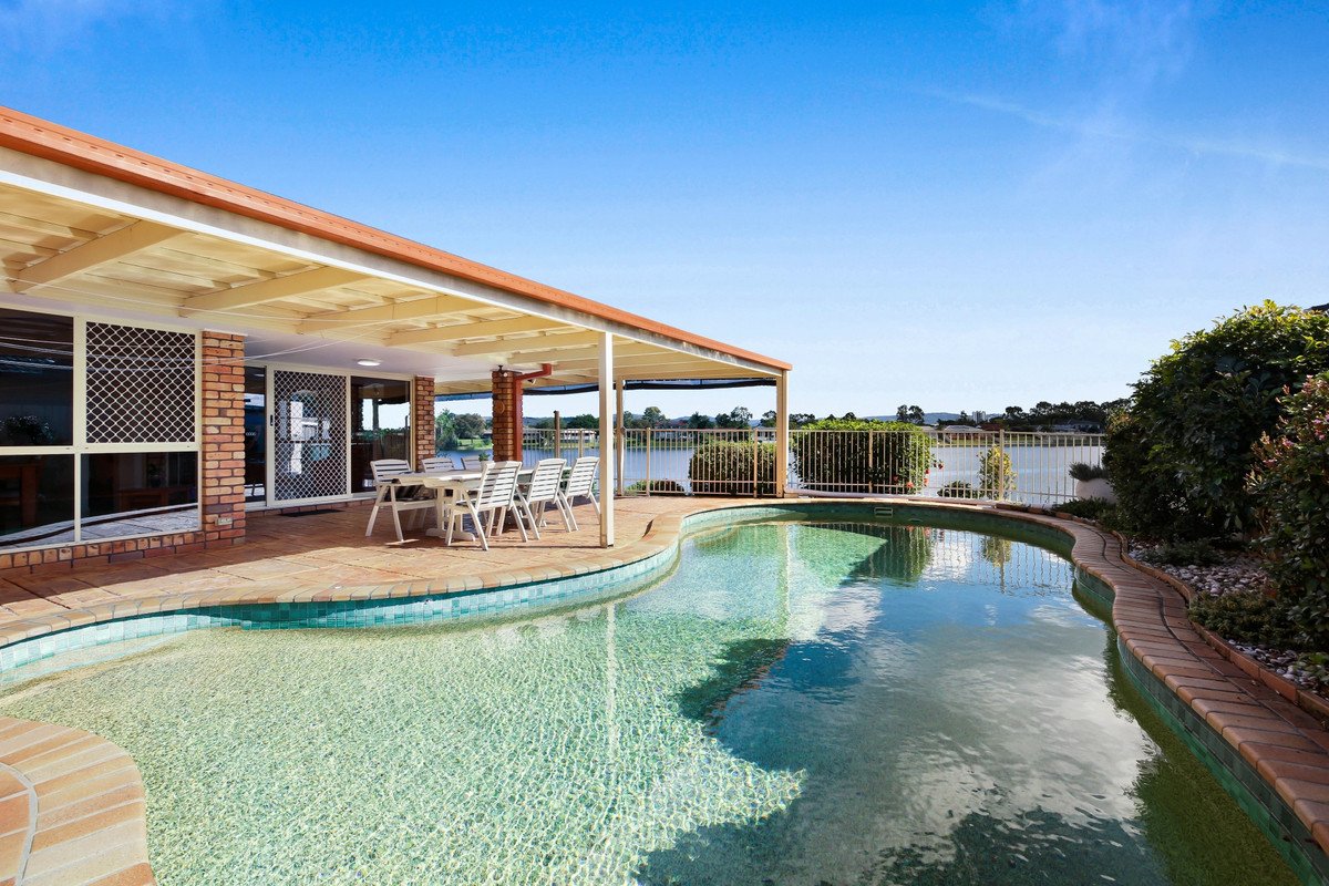 76 Dipper Drive BURLEIGH WATERS 5