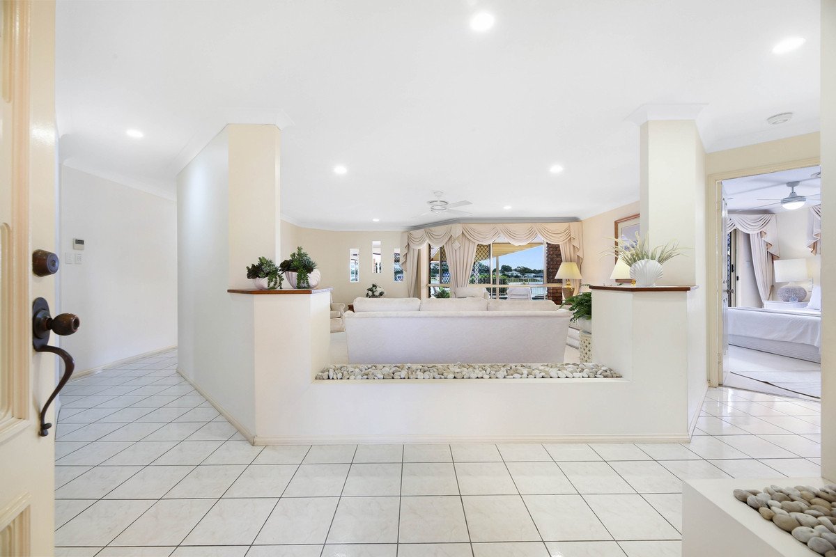 76 Dipper Drive BURLEIGH WATERS 9