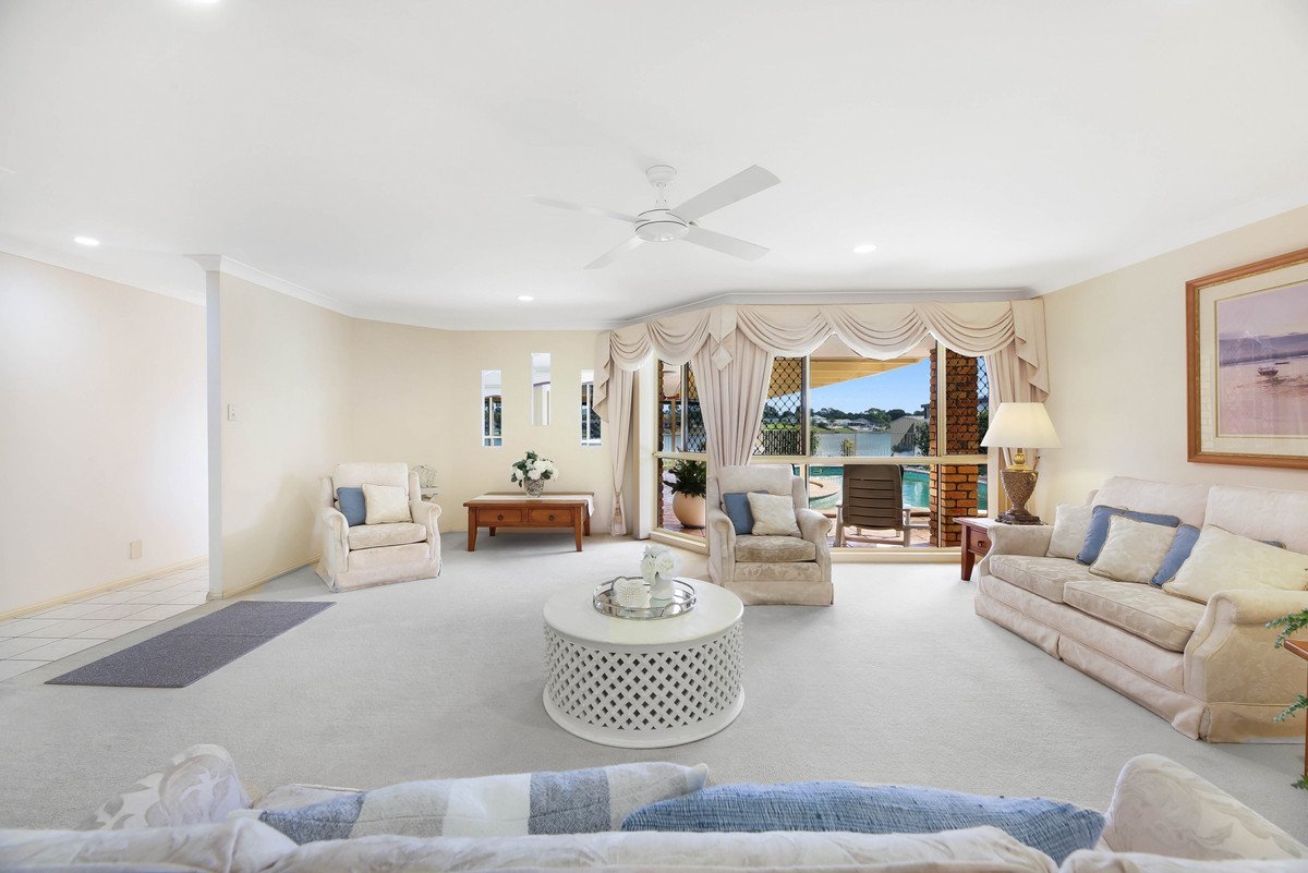 76 Dipper Drive BURLEIGH WATERS 10
