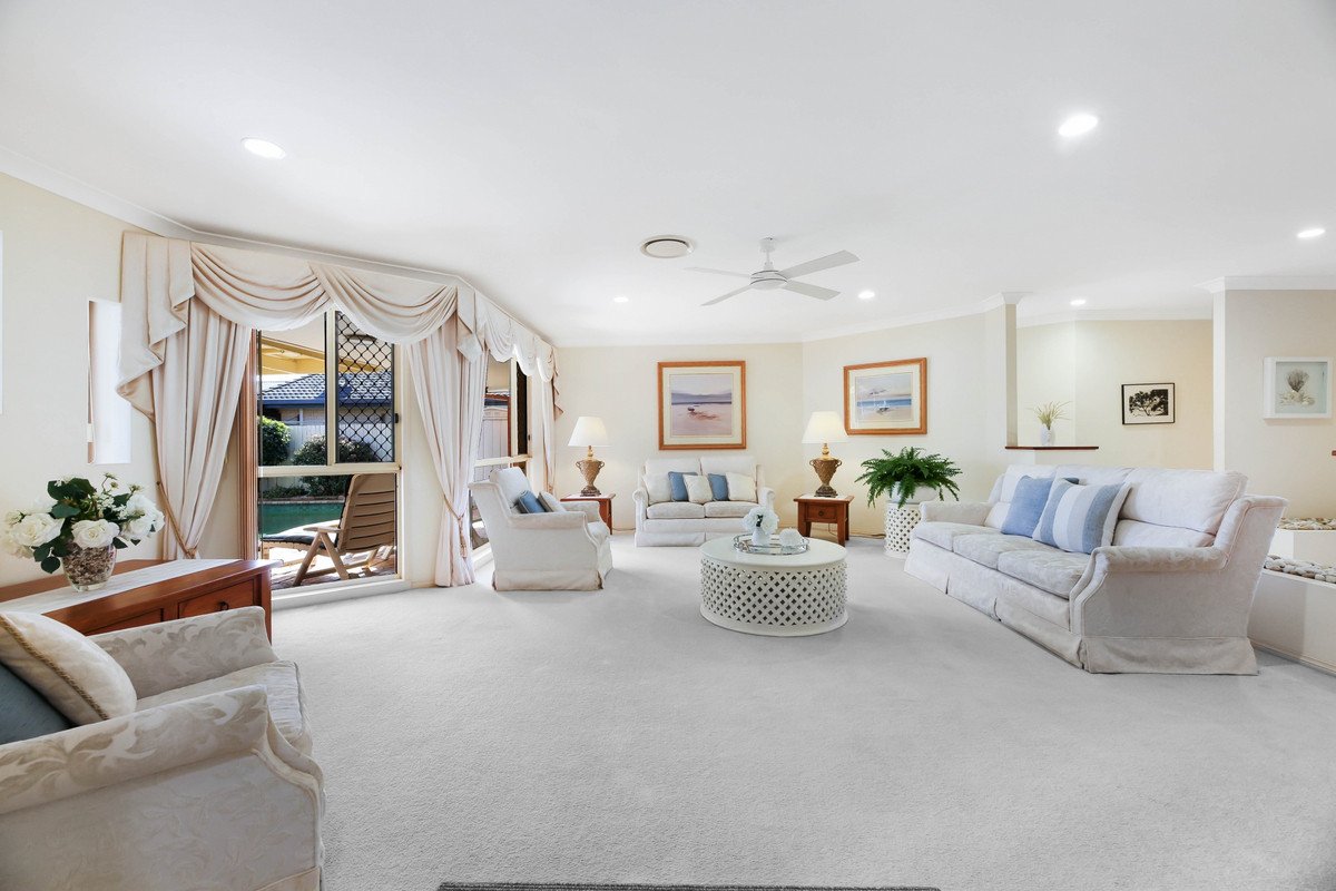 76 Dipper Drive BURLEIGH WATERS 11