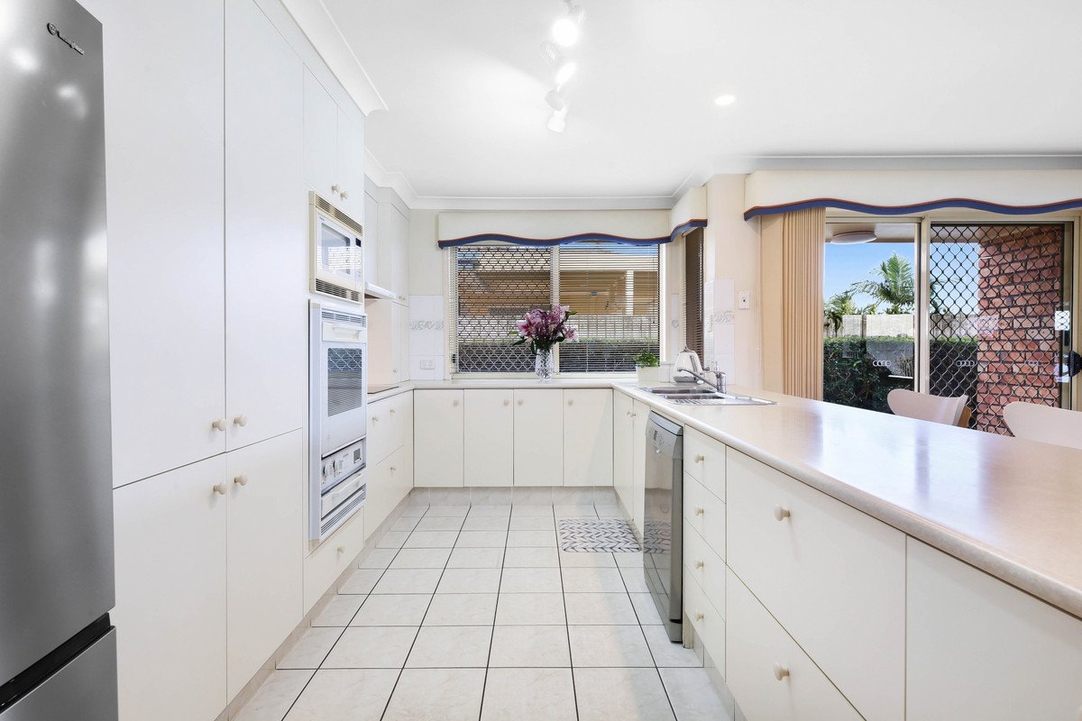 76 Dipper Drive BURLEIGH WATERS 13